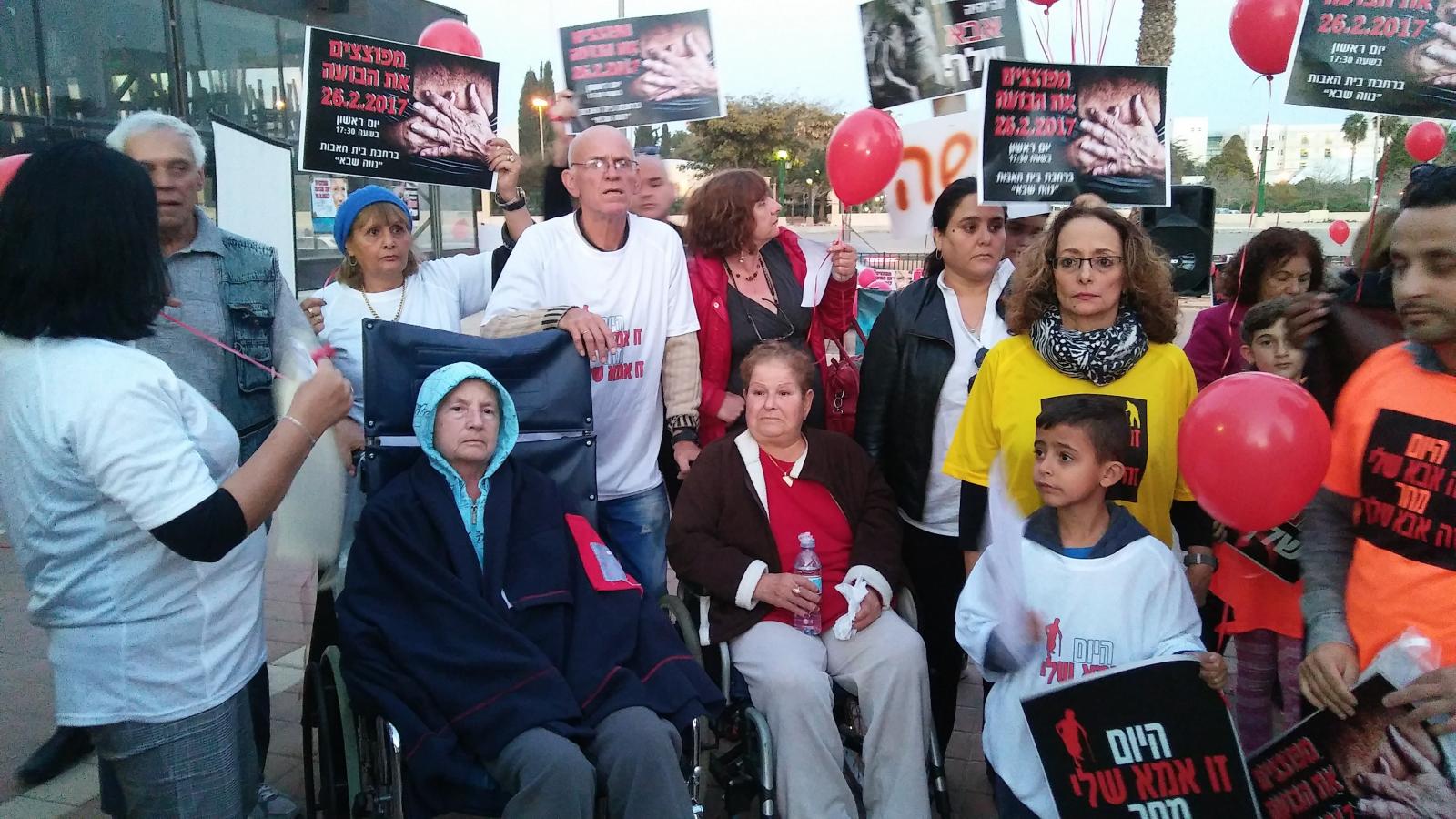 זעקת המשפחות מול נווה שבא (צילום: דני בלר)